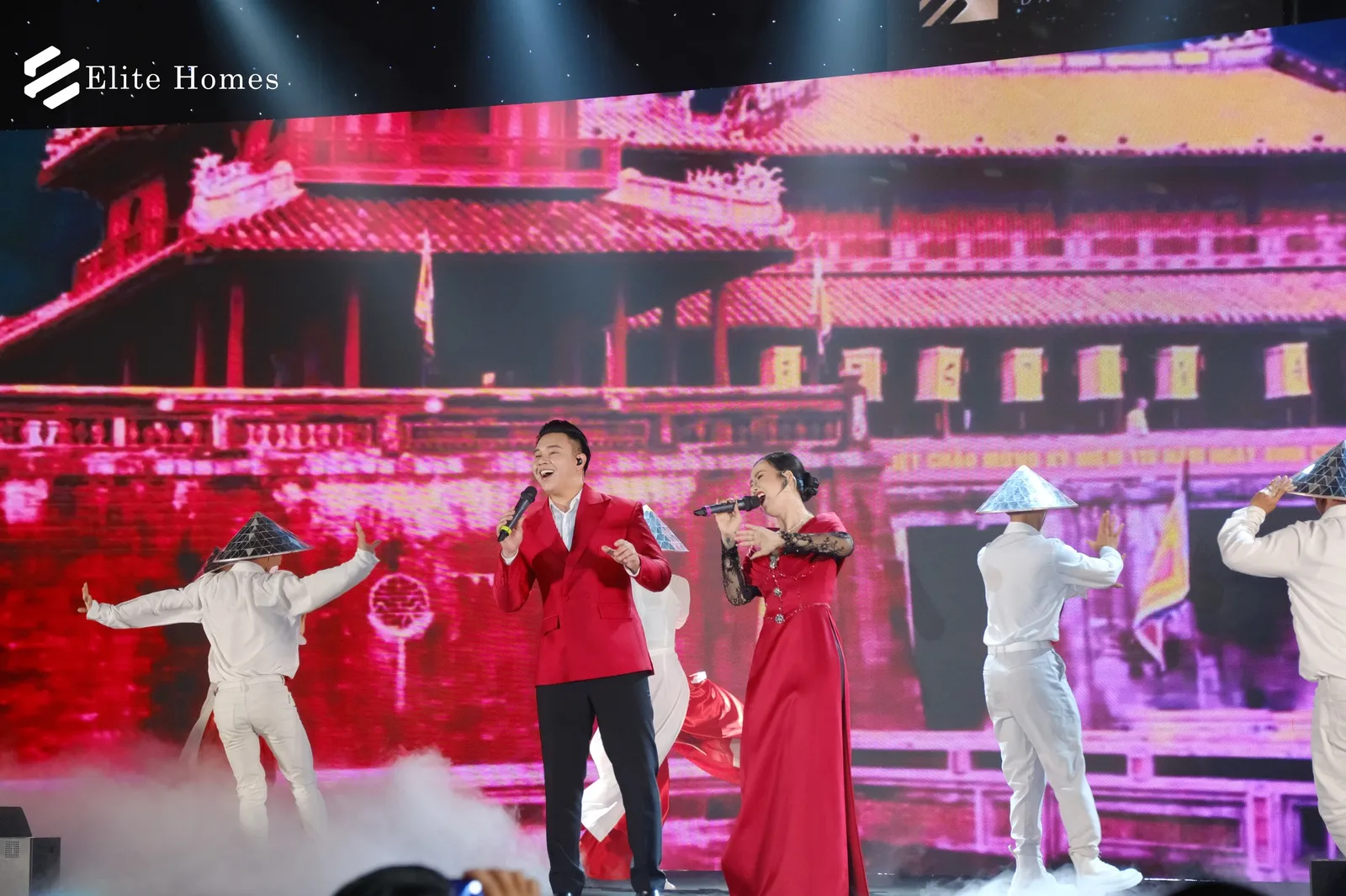 Phần trình diễn đầy cảm xúc của ca sĩ Đông Hùng và Võ Hạ Trâm