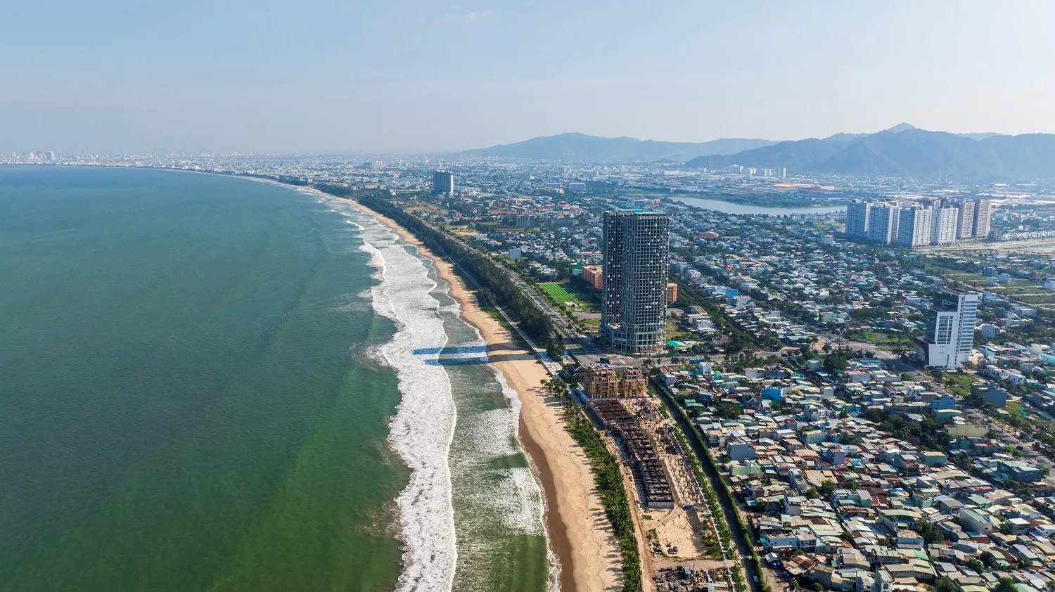 Trục đường huyết mạch Nguyễn Tất Thành được mở rộng đang hút nhiều dự án quy mô lớn.