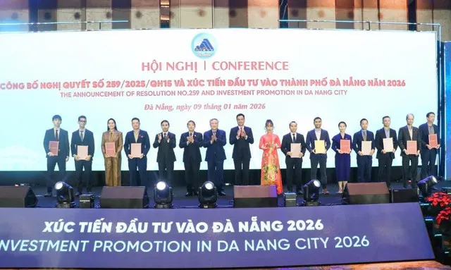 UBND thành phố trao Giấy chứng nhận đăng ký thành viên chính thức cho 12 nhà đầu tư,